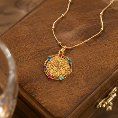 Retro embossed bee-colored diamond patterned stainless steel necklace, a light luxury mid-style accessory, a high-end aged retro collarbone necklace Retro embossed bee-colored diamond patterned stainless steel necklace, a light luxury mid-style accessory, a high-end aged retro collarbone necklace